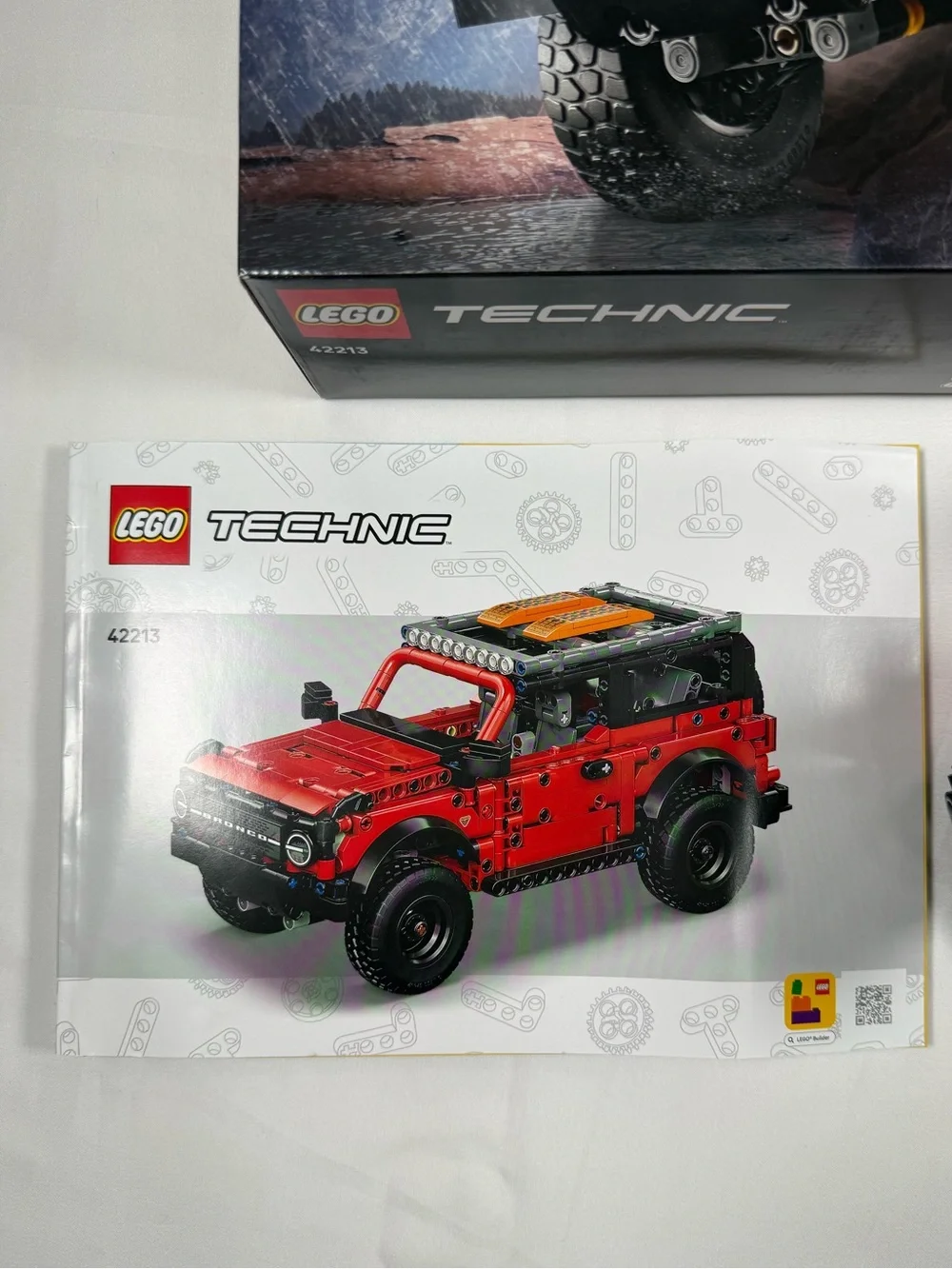 LEGO Technic Ford Bronco SUV 42213 943 Pieces Complete Box Instructions Built